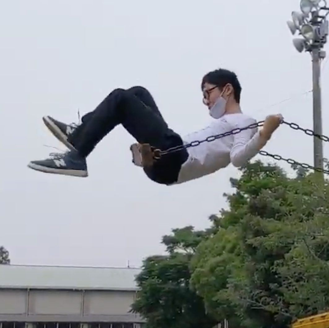 高校生にもなってブランコではしゃぐ服部 蒼空